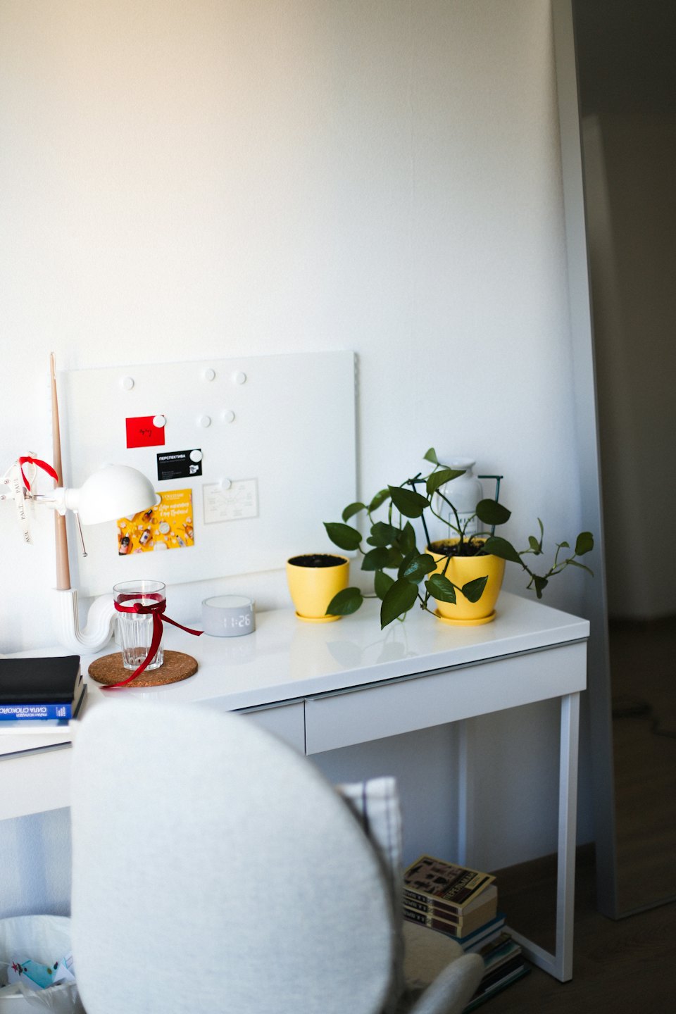 Ordentlich organisierter Schreibtisch im Homeoffice mit Pflanzen und Notizen.