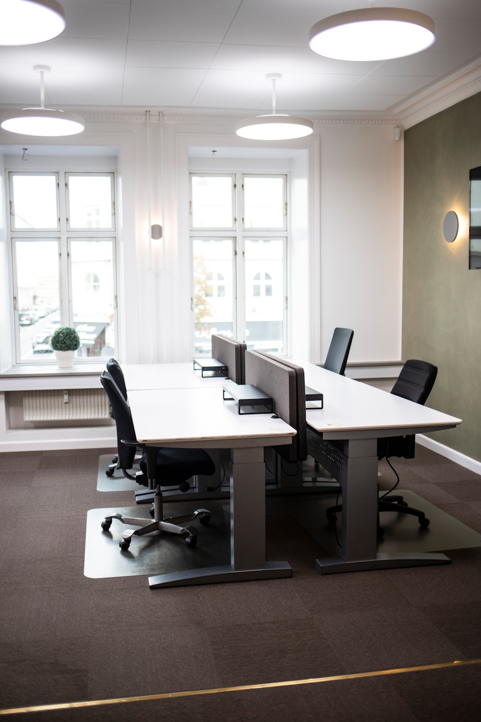 Leere Arbeitsplätze mit Stühlen in einem modernen Büro.